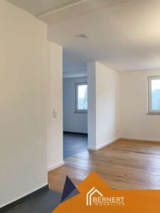 Blick vom Eingangsbereich ins Wohnzimmer