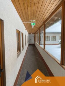 Laubengang zum Wellnessbereich