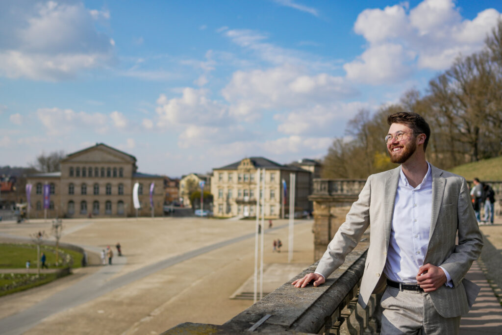 Roland Bernert als Immobilienmakler vor Ort in Coburg