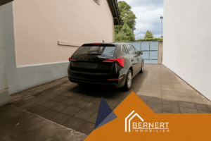 Hof 1 vor der Garage