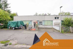 Wohnungseingang / Stellplätze